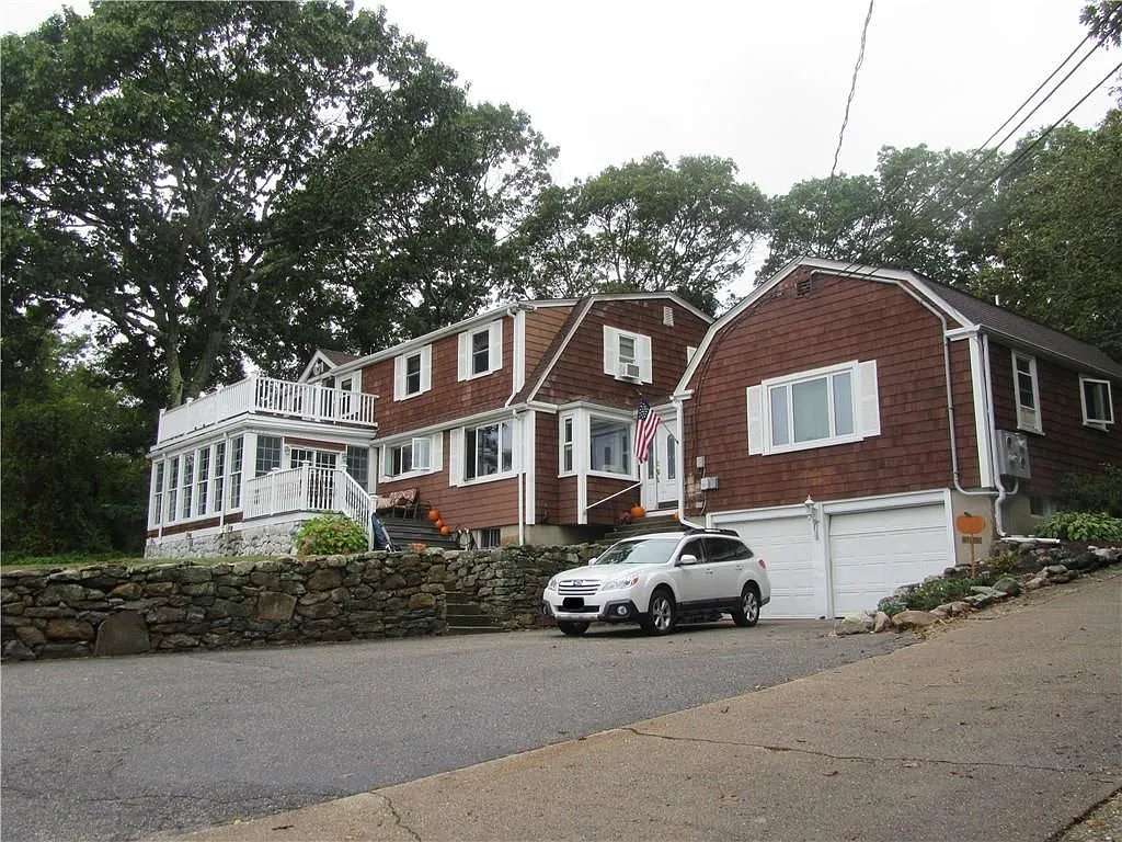 3 bed, 1.0 bath, 1320 sqft, $2,500 — Photo 2