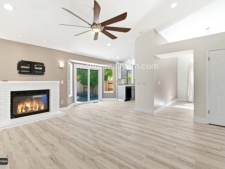 208 Buttercup Cir — Photo 9