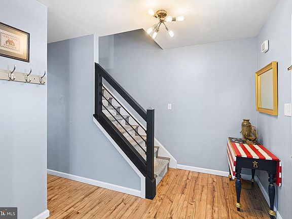 4th image of 464 Freemont St