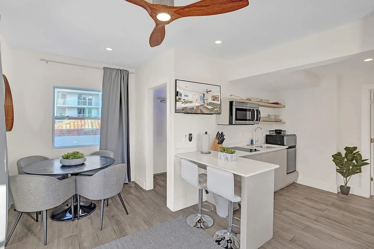 2 bed, 1.0 bath, 3229 sqft, $8,950 — Photo 4