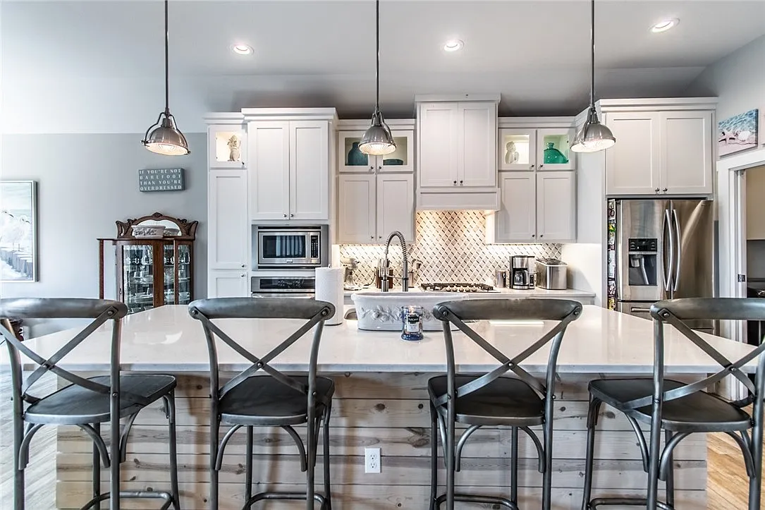 4 bed, 2.5 bath, 2312 sqft, $3,200 — Photo 3