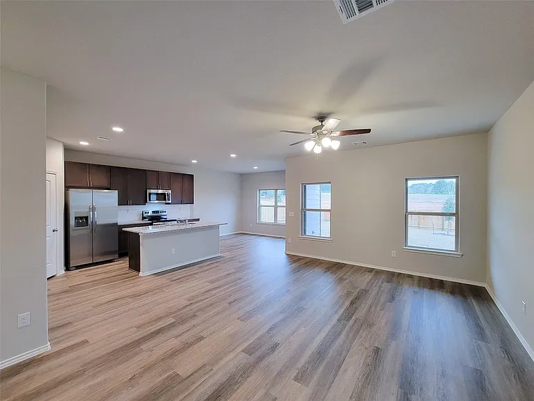 942 Amesbury Ct — Photo 5