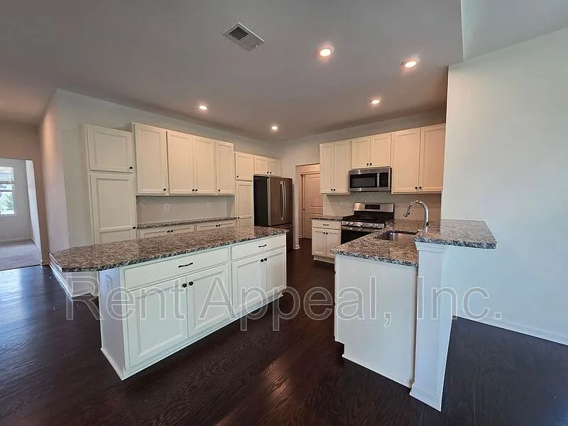 5 bed, 3.0 bath, 3200 sqft, $3,200 — Photo 2