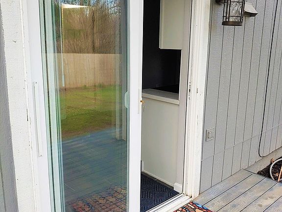 5th image of 3327 Lake Dr #1
