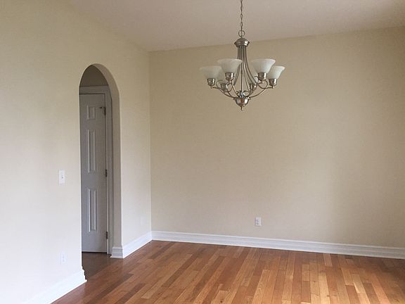 3rd image of 137 Valley Ln