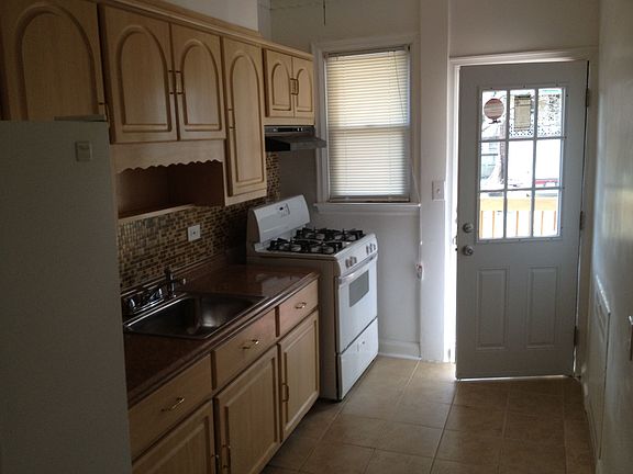 Large Clean and bright Kitchen