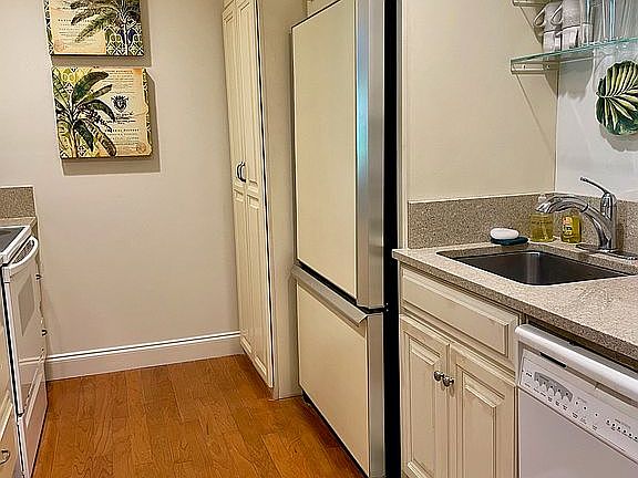 3rd image of 850 Mallery St #3L