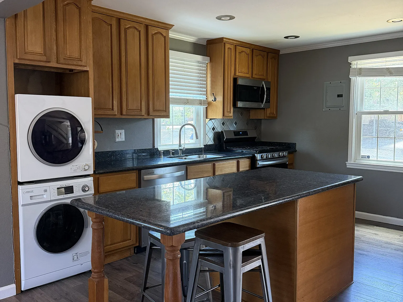 3 bed, 988 sqft, $2,300 — Photo 3
