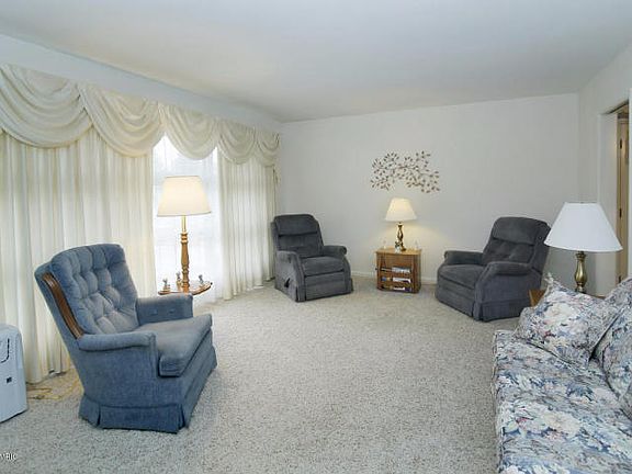 3rd image of 700 Wilshire Dr