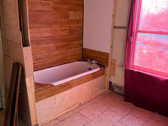 4th image of 435 Conger St