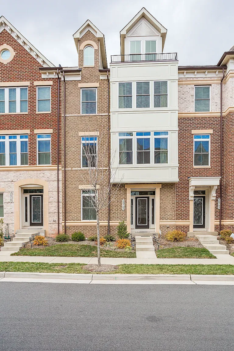 4 bed, 4.5 bath, 3400 sqft, $4,250 — Photo 1