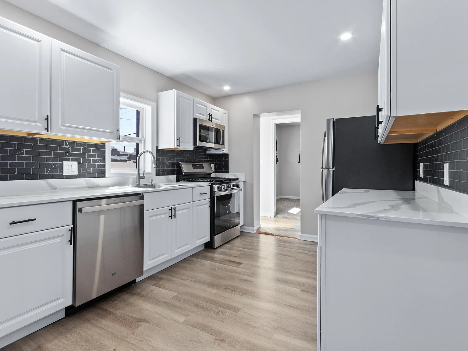 2 bed, 1.0 bath, $2,200 — Photo 3