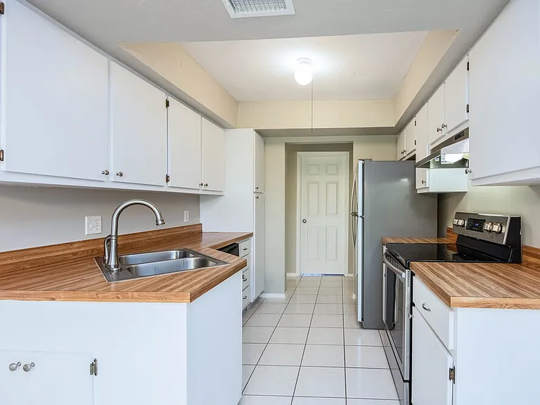 817 SW 9th Ave — Photo 8