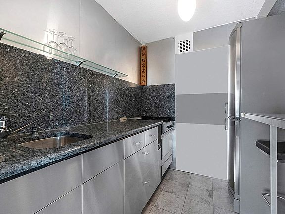 4th image of 100 W 93rd St APT 22A