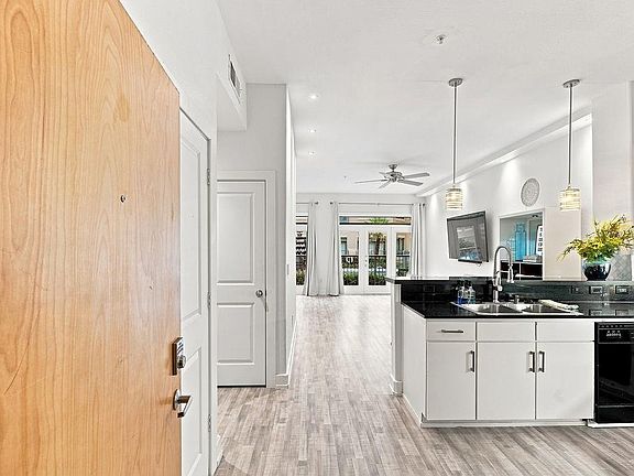2nd image of 1901 Post Oak Blvd APT 1501