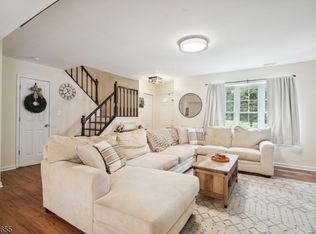 101 Almond Dr, Somerset, NJ 08873