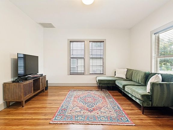 5th image of 2723 Sharon St
