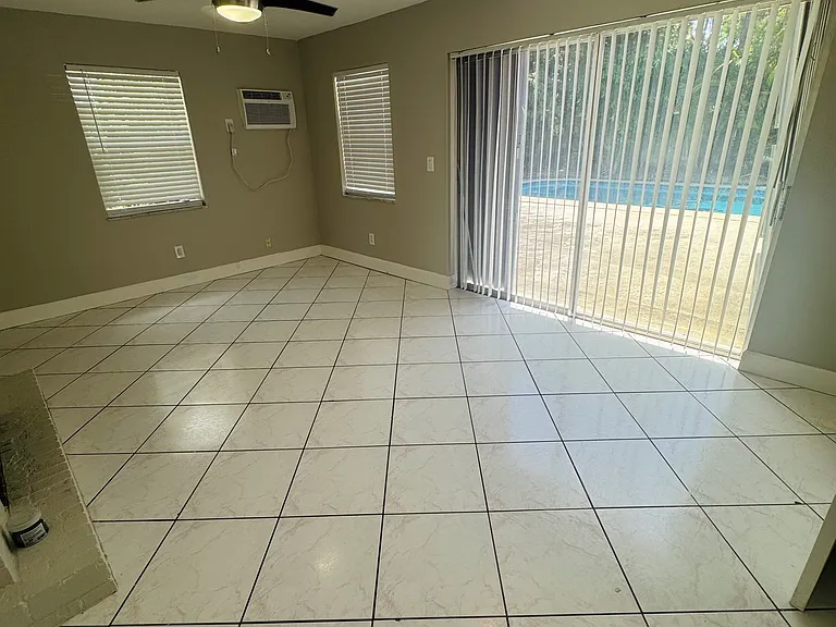 1634 NE 6th St #2 — Photo 9