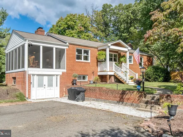 5527 Wharton Ln, Centreville, VA 20120