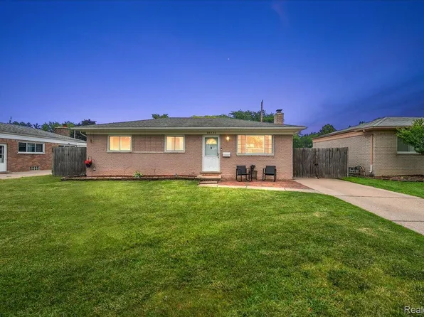 28220 Academy St, Roseville, MI 48066