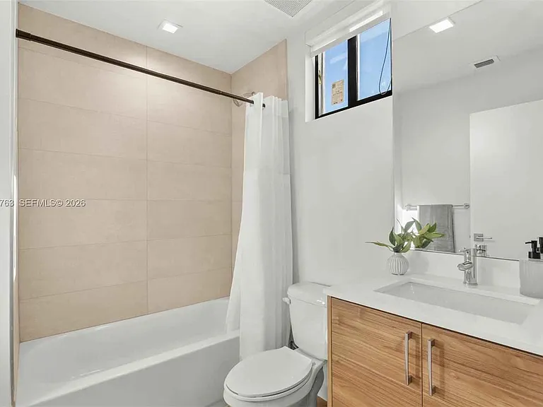 1376 SW 4th St — Photo 4