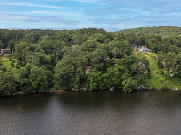 65 Bankside Trail, Newtown, CT 06482