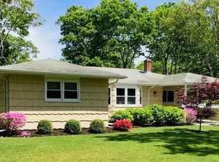 145 W Tiana Rd, Hampton Bays, NY 11946