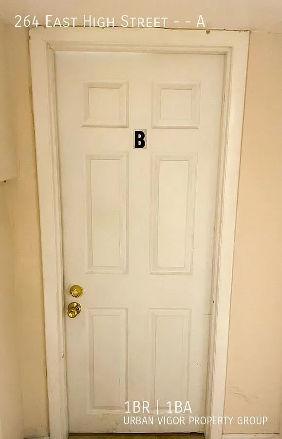 One Bedroom / One Bathroom (With Washer/Dryer in unit) - 2 Blocks away from UK! — Photo 4