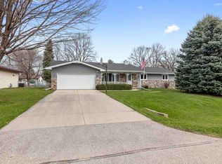 1700 Oakview Dr, Neenah, WI 54956