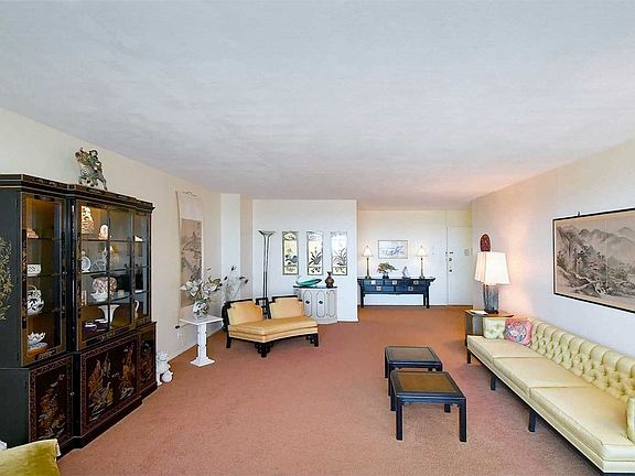 3rd image of 27110 Grand Central Pkwy APT 21H