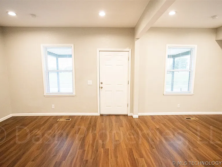 821 S Quaker Ave — Photo 15