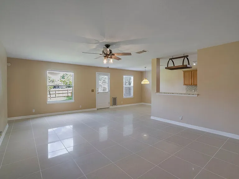 918 Estate Dr — Photo 6