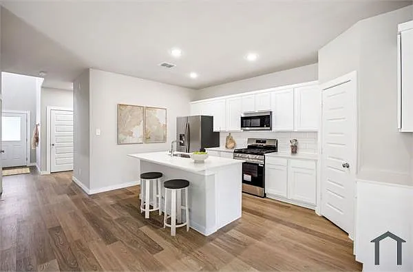 6 bed, 2739 sqft, $4,000 — Photo 1