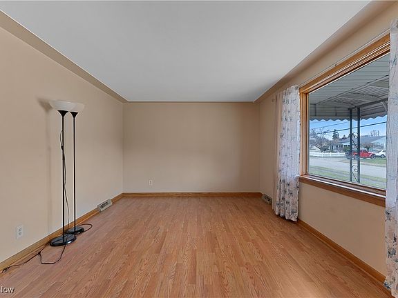5th image of 677 Wesley Ave