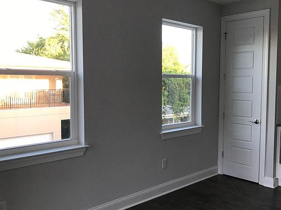 5th image of 209 S Moody Ave