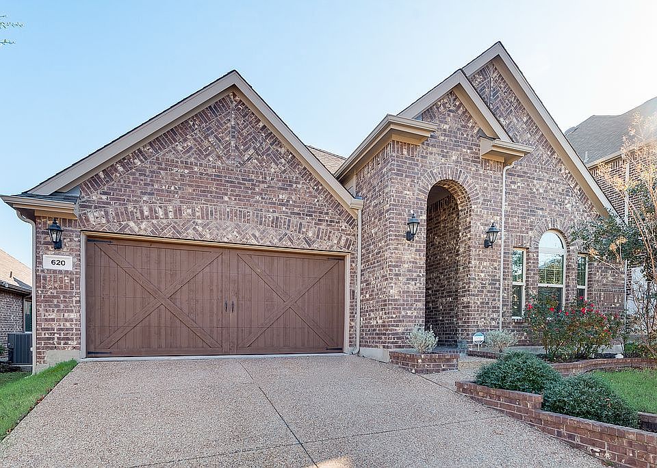 1st image of 320 Pineview Dr