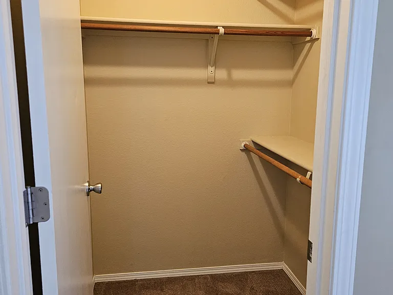 526 Longfellow Ln — Photo 5
