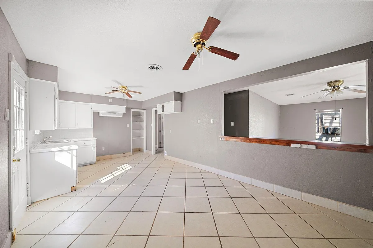Building Photo - 128 Kress St