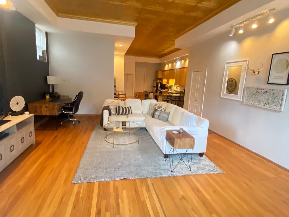 1st image of 1100 N Hermitage Ave #1