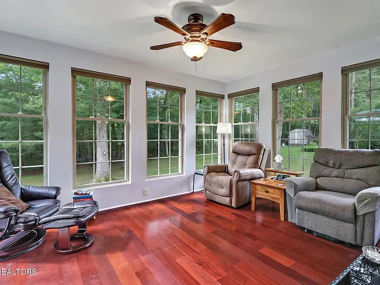 144 Pomeroy Dr — Photo 4