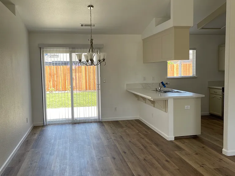 1056 Yellowstone Dr — Photo 9