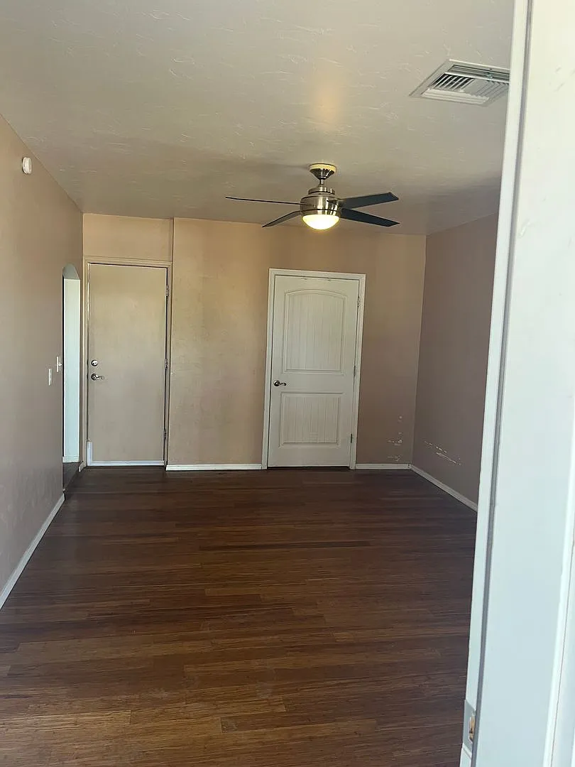 Beautiful 4 Bedroom 3 Bathroom house in Benson Heights less than 1 block from Benson Schools — Photo 4