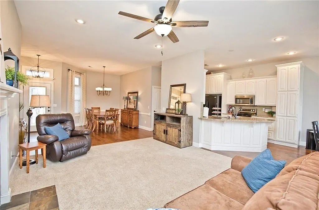 4 bed, 2.5 bath, 1940 sqft, $2,200 — Photo 3