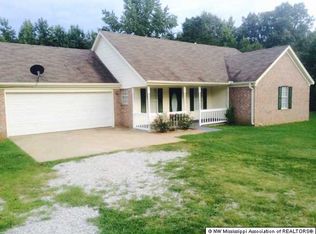 222 Hollow Tree Ln, Byhalia, MS 38611