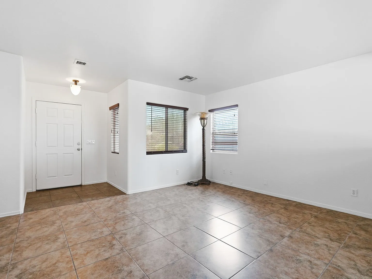 3 bed, 2.5 bath, 2011 sqft, $1,750 — Photo 2