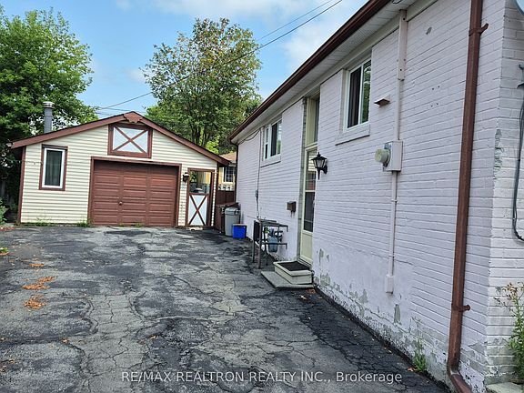 2nd image of 314 Browndale Cres