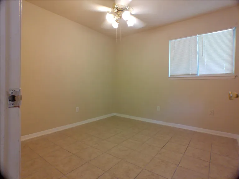 1301 Glenmore Dr — Photo 12