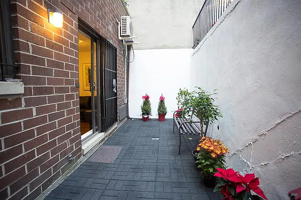 Sold by R New York | media 8