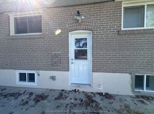 145 Harrison Dr #2, Newmarket, ON L3Y 4P5