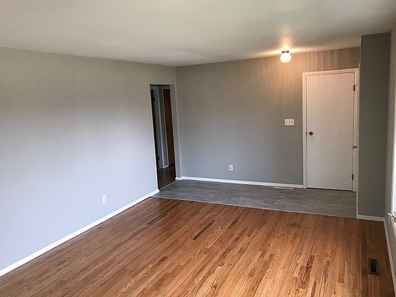 4th image of 1002 Essex Ct